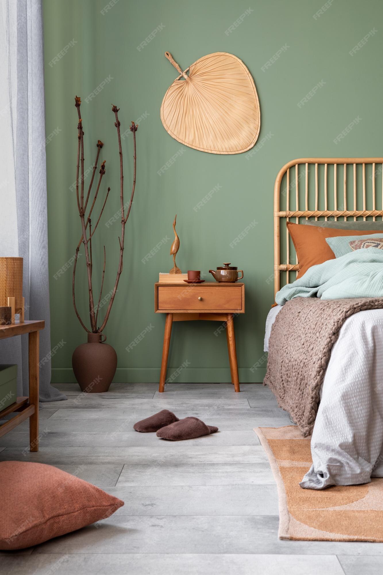 Elegante diseño de interiores de dormitorio con cama de bambú ropa de cama moderna mesita de noche y elegantes pared eucalipto espacio de copia de plantilla | Foto Premium