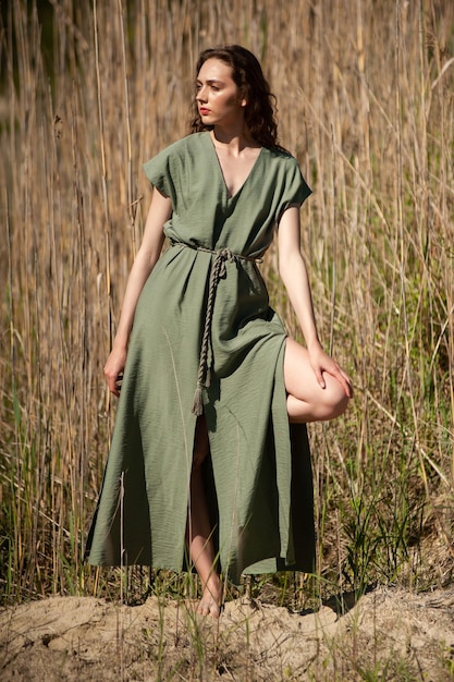 Elegante e atraente mulher sorridente magra na praia em estilo de verão roupa de tendência de moda despreocupada e feliz