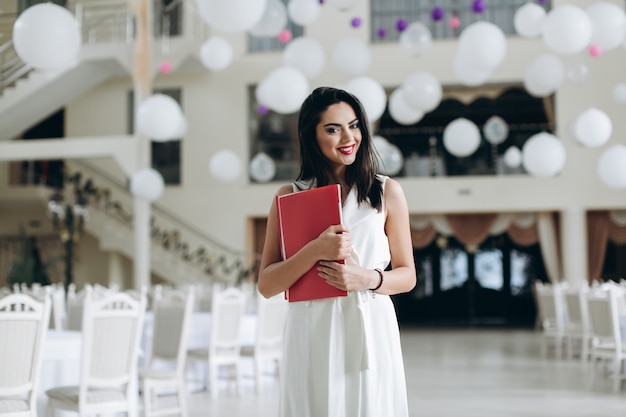 Foto elegante e elegante restaurante trabalhador