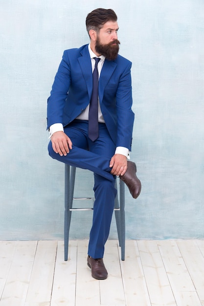 Elegante e formal homem barbudo usa terno formal advogado elegante sentado  na cadeira vestindo-se para reunião de negócios evento formal estilo de  moda formal código de vestimenta traje de escritório