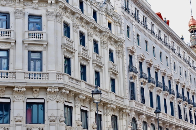 Elegante edificio modernista con detalles art decó en el centro de Madrid España