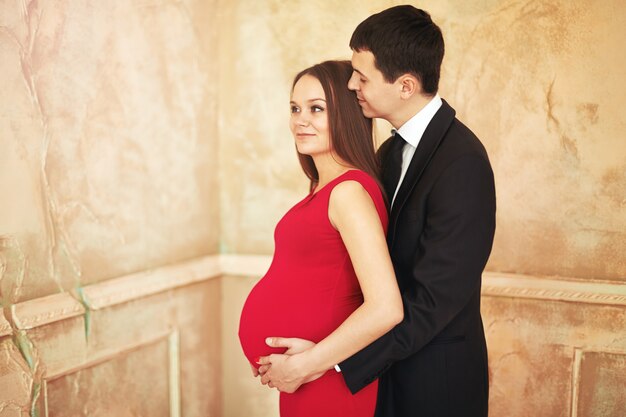 Elegante, elegante, par jovem, esperando um bebê