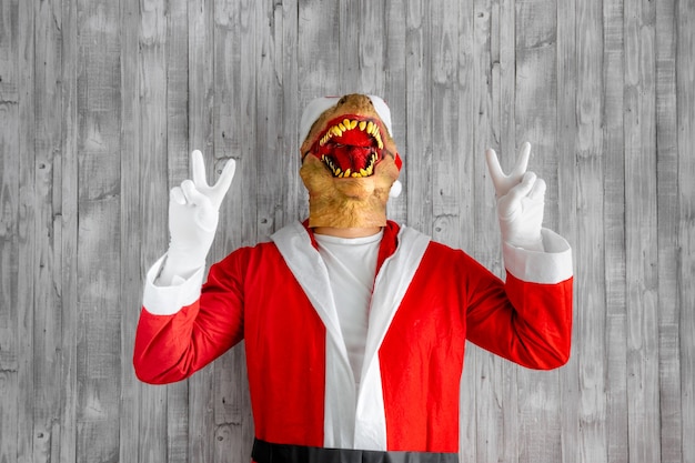 Foto elegante y elegante selfie de dinosaurio con cámara frontal que muestra el signo v aislado sobre fondo gris rojo noel.