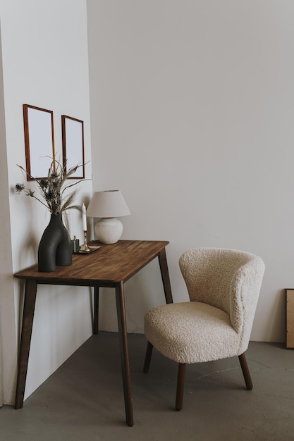 Elegante elegante silla de mesa de madera ramo de flores secas en lámpara de jarrón de cerámica Detalles de decoración de interiores Estética moderna hogar minimalista sala de estar diseño de interiores Interior de apartamento de lujo