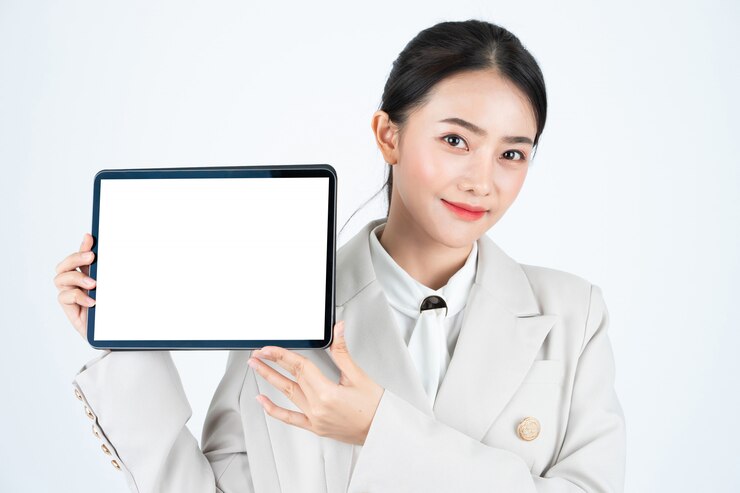 Elegante empresaria asiática mostrar tableta digital con pantalla en blanco blanco