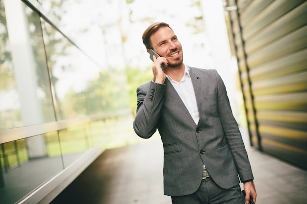 Elegante empresário andando ao ar livre