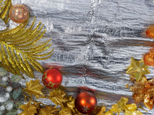 El elegante entorno navideño con decoraciones brillantes y coloridas crea una atmósfera mágica