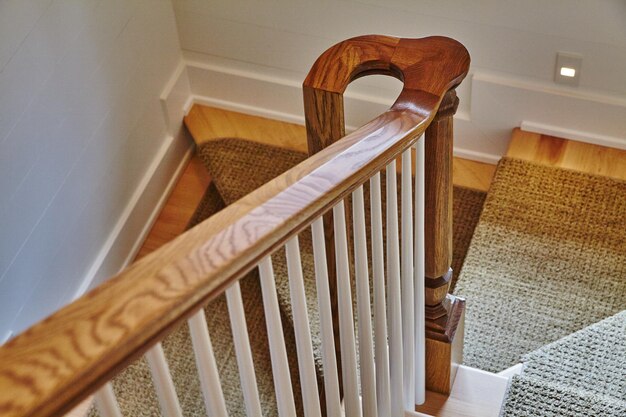 Foto elegante escalera de madera con acogedoras alfombras detalle de diseño interior