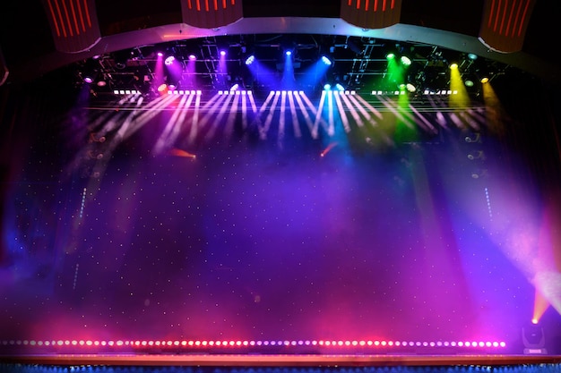 Elegante escenario de teatro con luces de colores y humo.