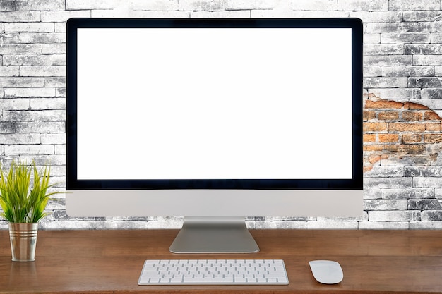 Elegante espacio de trabajo con computadora en mesa de madera en casa