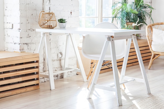 Elegante espacio de trabajo moderno en una habitación