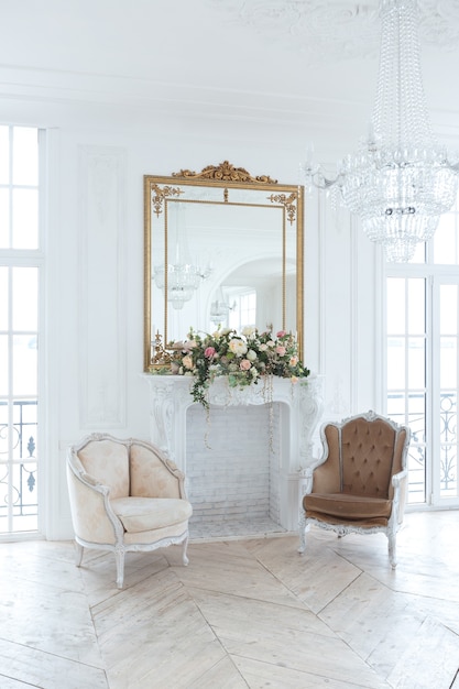 Elegante y espacioso salón blanco