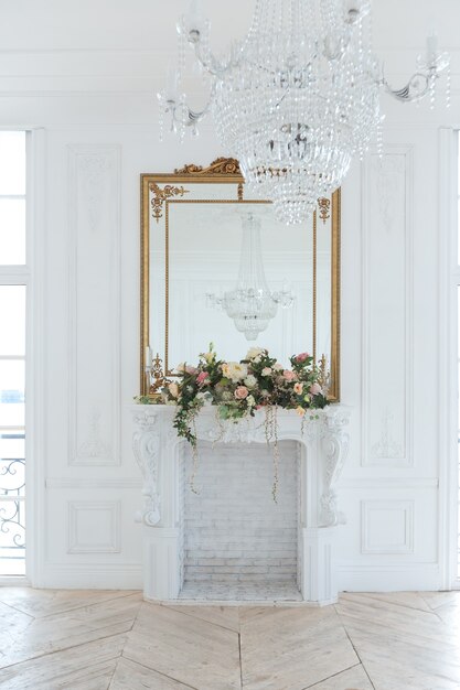 Elegante y espacioso salón blanco