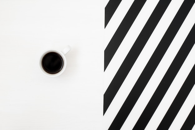 Foto elegante espaço de trabalho minimalista com café em fundo listrado