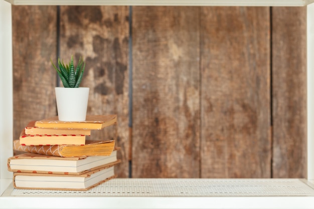 Elegante estantería blanca contra la pared de madera del grunge