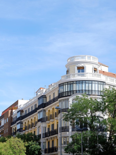 Elegante exterior en el distrito céntrico Fuencarral Madrid capital española España foto vertical