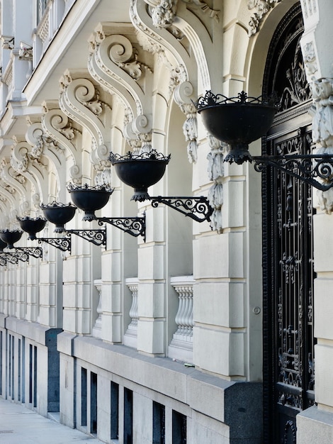 Foto elegante fachada rica em estilo barroco no centro de madri, espanha foto vertical