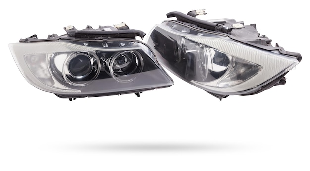 Elegante faro de xenón de un equipo óptico de automóvil alemán con una lámpara en el interior sobre un fondo blanco aislado Pieza de repuesto para reparación de automóviles en un taller de automóviles