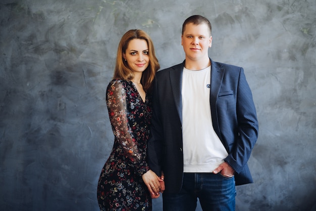 Elegante y feliz pareja de enamorados