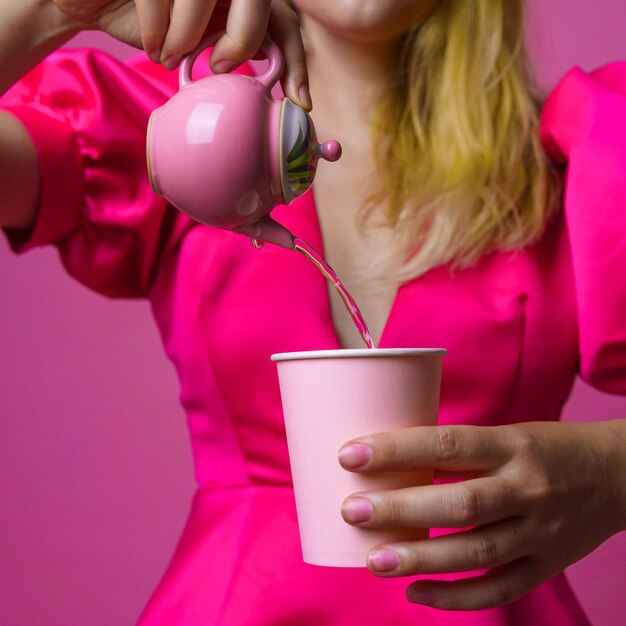 Una elegante fiesta de té rosa que presenta una experiencia elegante y graciosa de verter bebidas