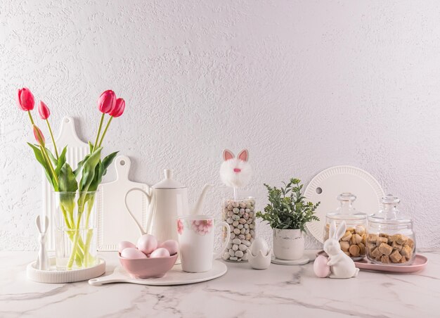 El elegante fondo de la cocina para las vacaciones de Pascua con símbolos tradicionales y vajilla blanca en primer plano concepto de vacaciones de Pascua.