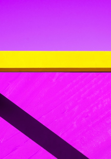 Elegante fondo de pantalla de pared minimalista Geometría en la ciudad Colorido diseño púrpura y sombras