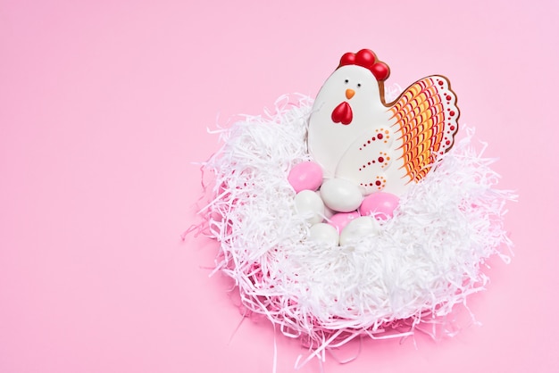 Elegante fondo rosa con varias galletas de pascua