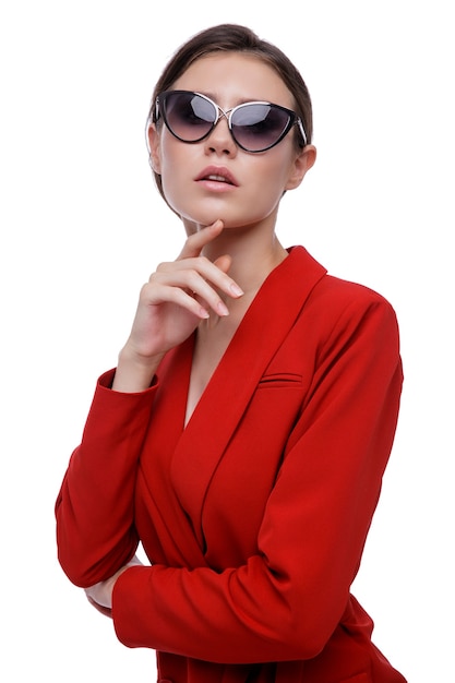 Elegante Frau im roten Anzug Jacke Hosen Sonnenbrille auf weißem Hintergrund Studio Shot Geschäftsfrau