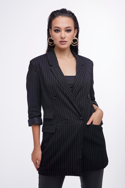 elegante frau in hübscher schwarzer jacke, lederhose, stiefel, auf weißem hintergrund.