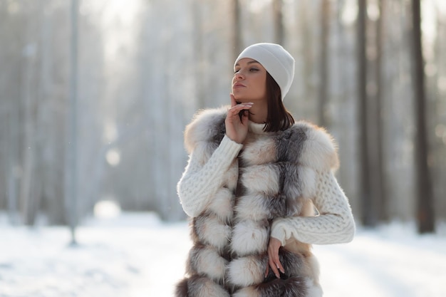 Elegante Frau in Winterkleidung im Wald