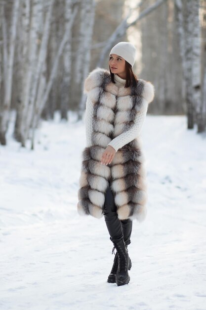 Elegante Frau in Winterkleidung im Wald