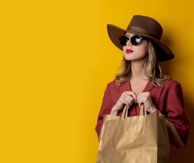 Elegante Frau mit Sonnenbrille und Einkaufstüten