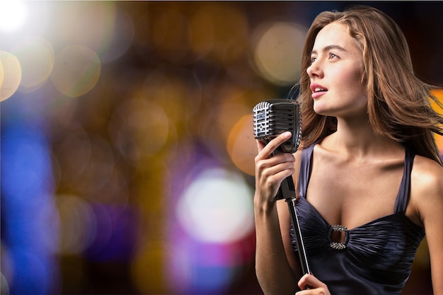 Elegante Frau singt, Nahaufnahme