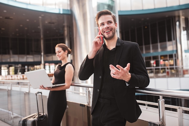 Elegante Frau und Mann arbeiten am Flughafen