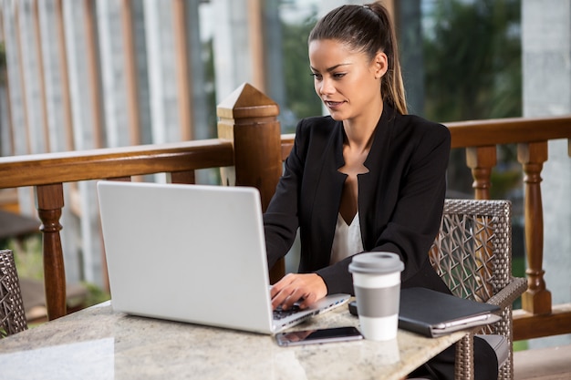 Elegante Führungsfrau mit Laptop