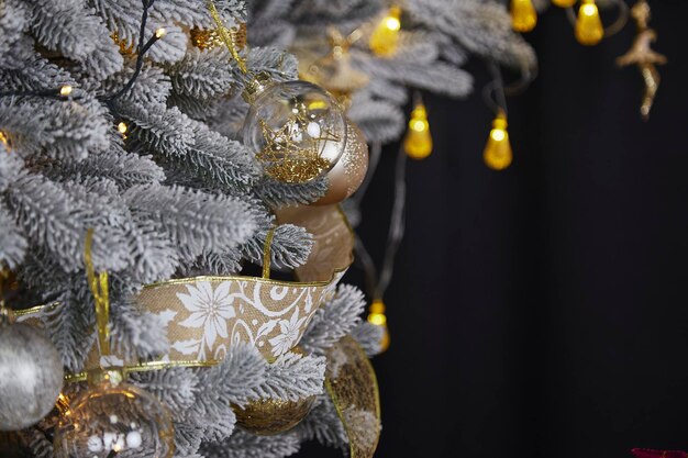 Elegante fundo de Natal de luxo Árvore de Natal prateada e elegante e decorações em alta chave Copiar espaço