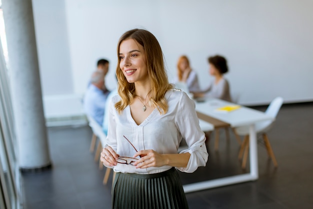 Elegante Geschäftsfrau, die im Büro steht