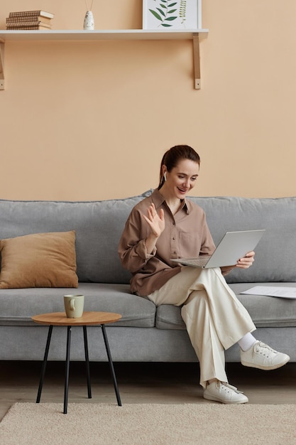 Elegante Geschäftsfrau sitzt auf einem bequemen Sofa