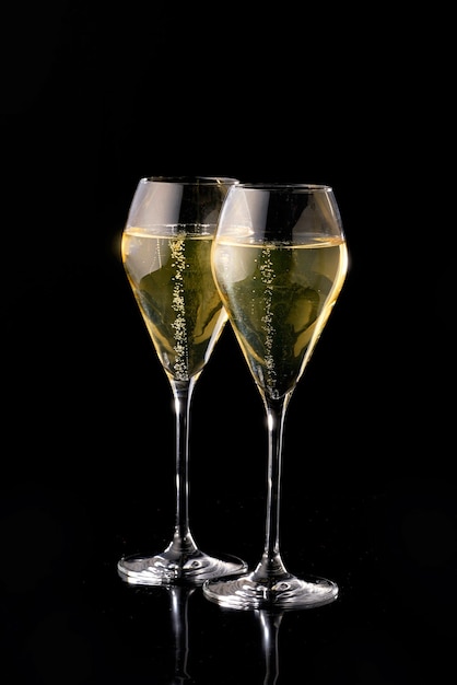 Elegante Gläser Champagner mit Blasen