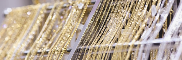 Elegante Gold- und Silberketten zum Verkauf im Juweliergeschäft