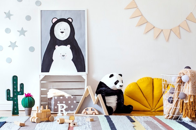 Elegante habitación infantil escandinava con póster, juguetes, osito de peluche, animal de peluche, puf natural y accesorios para niños.