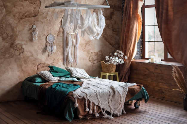 Foto elegante habitación interior con cama grande y cómoda.
