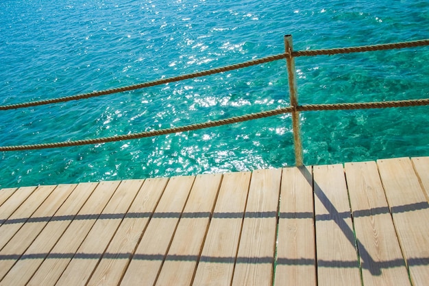 Elegante hermosa carretera de muelle de mar sobre fondo de naturaleza