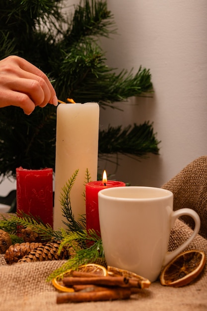 Elegante y hermosa composición de año nuevo de conos de abeto y velas