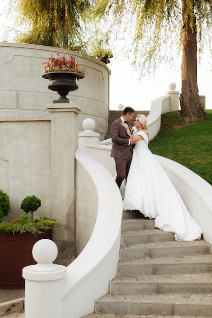 Foto elegante hermosa feliz novia y el novio, celebraciones de boda