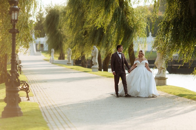 Elegante hermosa feliz novia y el novio