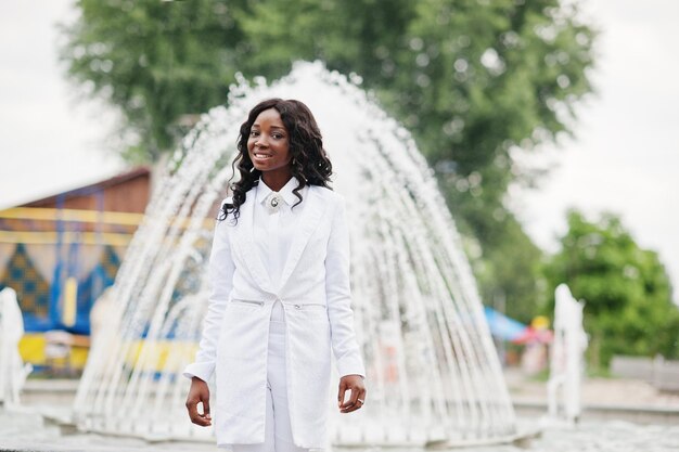 Elegante y hermosa fuente de fondo de niña afroamericana negra en la ciudad