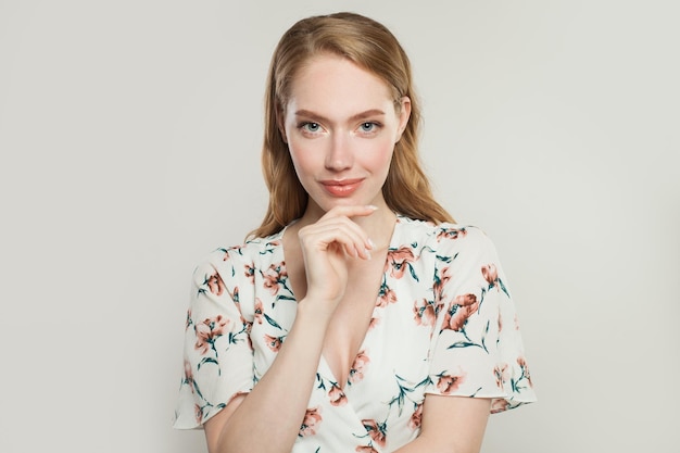 Elegante y hermosa mujer en un retrato de fondo blanco