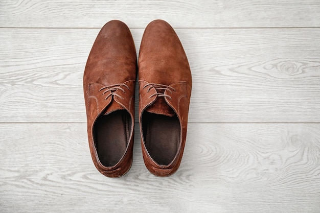 Foto elegante herrenschuhe auf holzboden