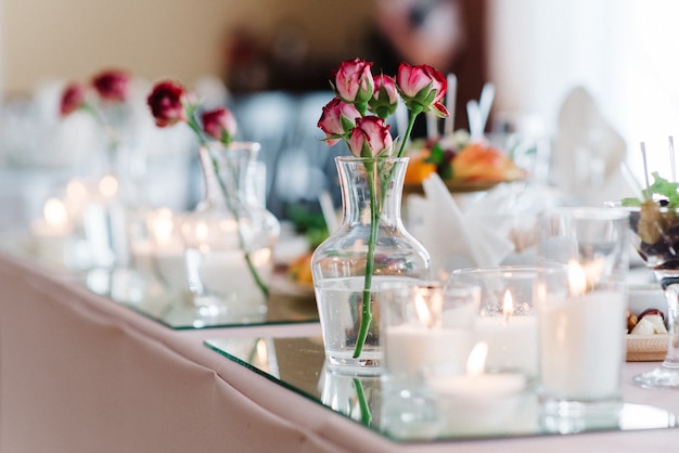 Elegante Hochzeitsdekoration aus natürlichen Blumen und grünen Elementen